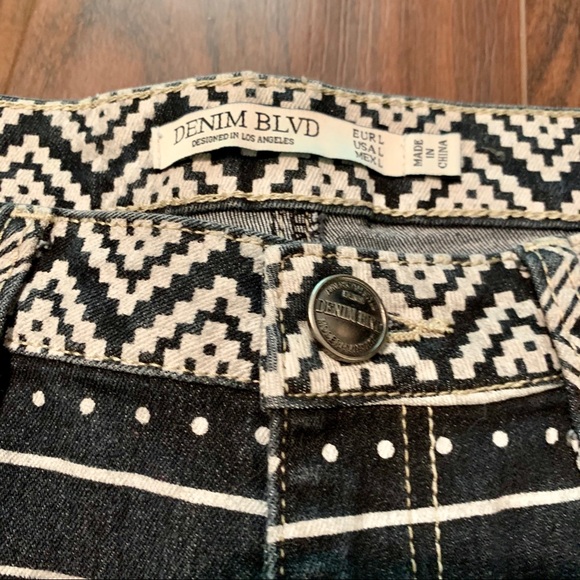 Denim BLVD Tribal Print Black Denim Shorts Size Large - Picture 3 of 7